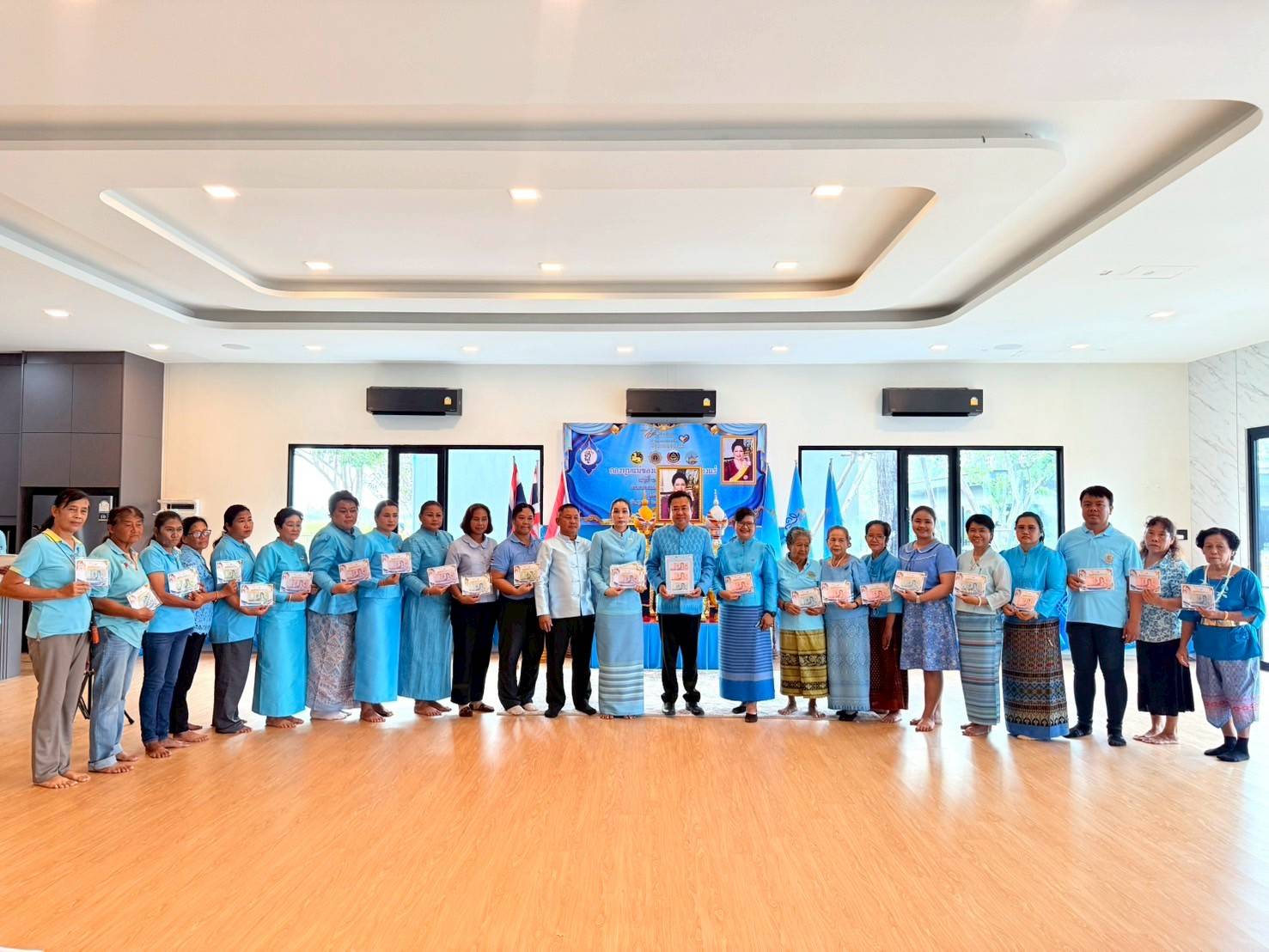 สำนักงานพัฒนาชุมชนอำเภอหนองโดน จัดพิธีอัญเชิญเงินพระราชทานขวัญถุงกองทุนแม่ของแผ่นดิน